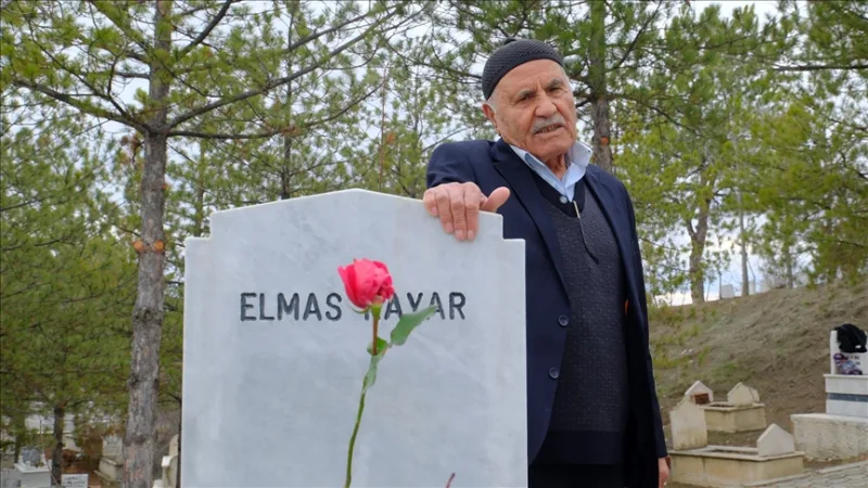 在乔鲁姆，84 岁的易卜拉欣-卡亚尔（İbrahim Kayar）每年 2 月 14 日都会带着红玫瑰去他 10 年前失去的妻子的墓地扫墓。